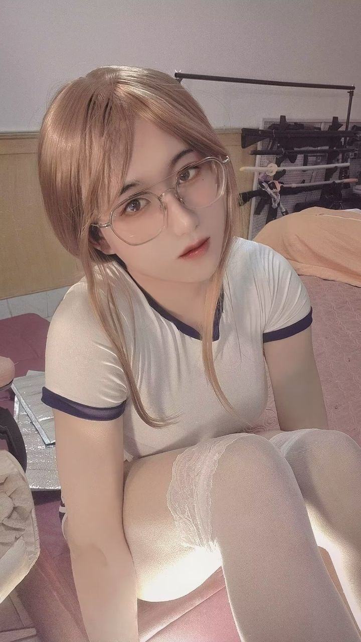 穿上这套瑜伽服，每一次伸展都能感受到面料的轻柔贴合，仿佛自己的第二层肌肤，外衫清凉透气，还可以遮住我的副乳，大爱这个颜色，推荐！