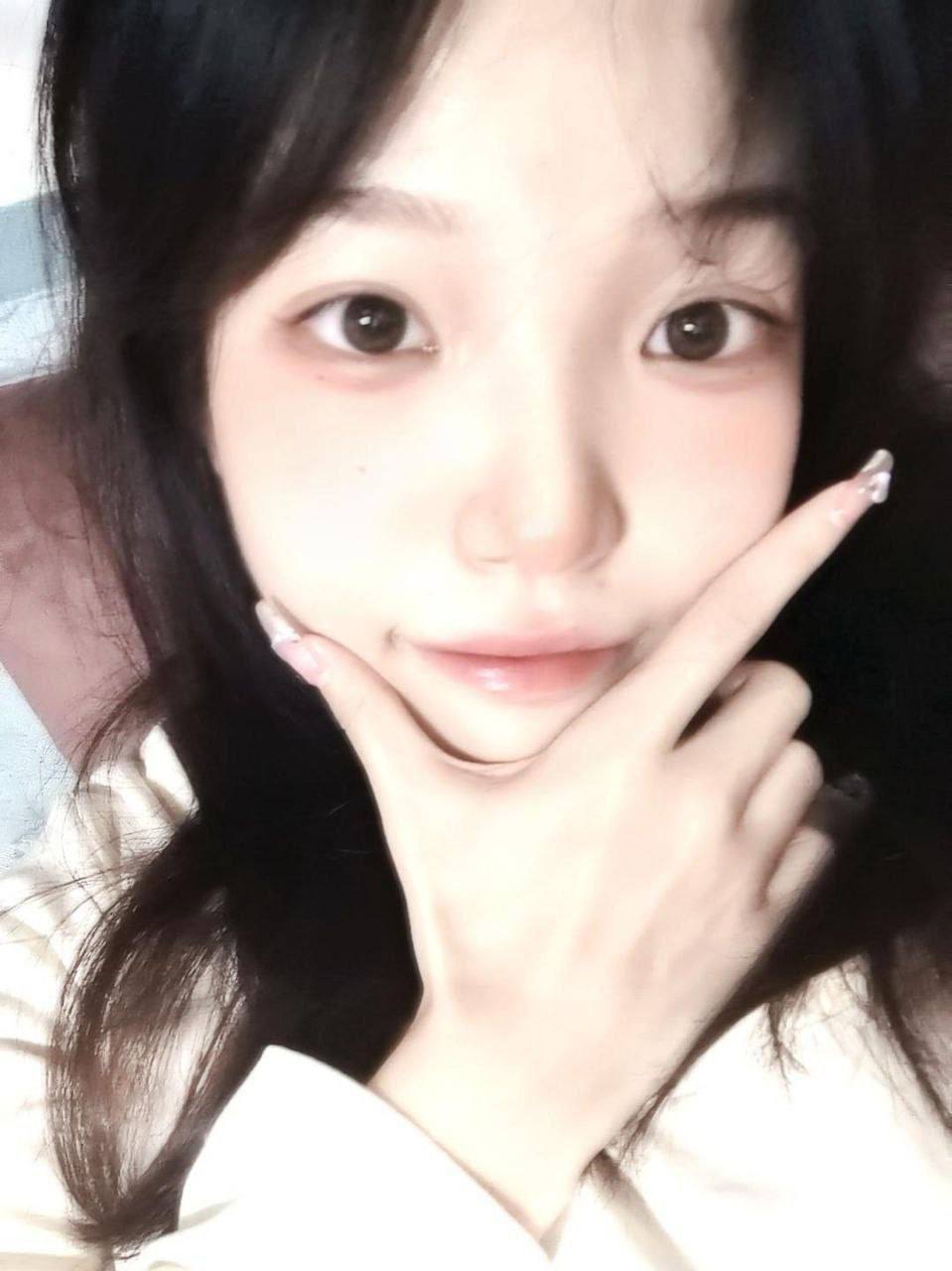 穿牛仔短裤的时尚女生