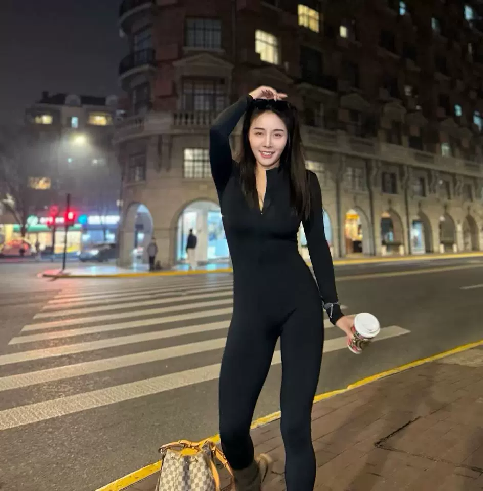 内衣比较聚拢，简直太适合我了，很有型，穿起来舒服，版型也正，爱了爱了！