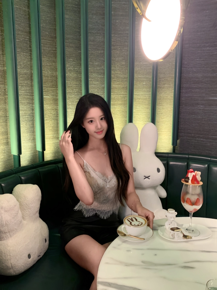 很性感的一件内搭 自带胸垫 精致百搭 冬天配皮草肯定也很好看