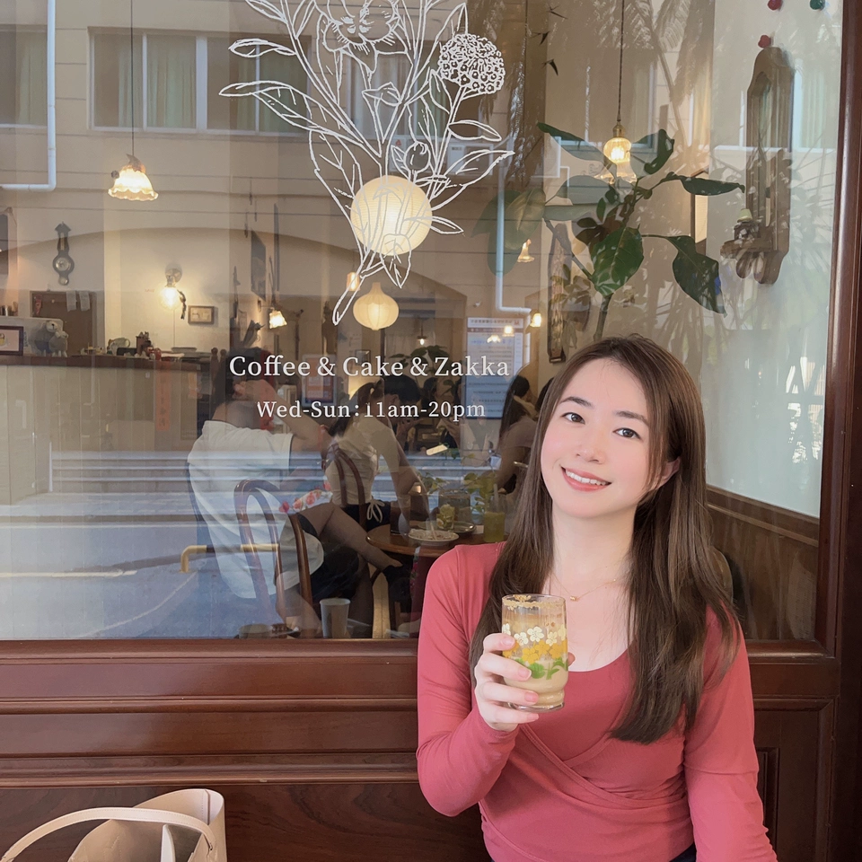 趁着天气好！马上穿上新衣服出门运动啦，很舒适，在路上还被中途路过的小姐姐夸了！颜色显得气色很好，而且显腰身，整个人的比例都显得很好 喜欢喜欢