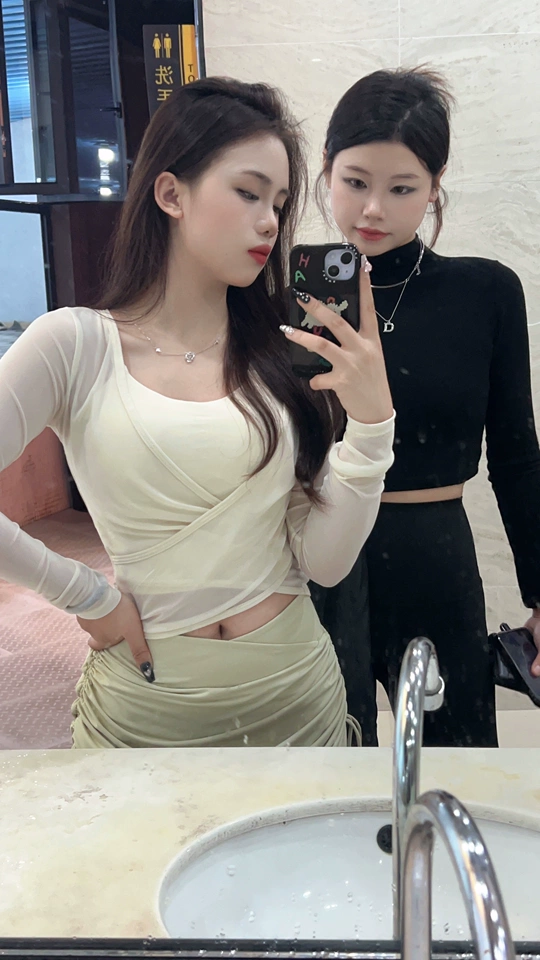 满意的瑜伽服是我锻炼的动力，里面的吊带单穿也超好看，嫌腰戏真的是一绝。面料超透气，是我喜欢的类型，很绝很绝。推荐