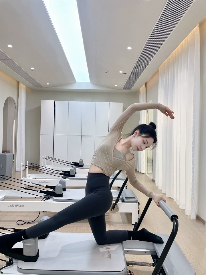 这件瑜伽服一上身我就知道不一样了 太显小了吧 妥妥的少女感就出来了 关键是质量真的特别好 跑跑跳跳也不在话下 这个颜色显得整个人温温柔柔的 真的是美到我了啊