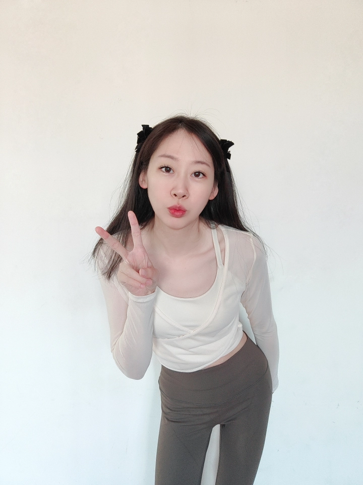 衣服质量还挺不错的，做工也挺精致的，上身效果也还不错，我168，100斤，买的m码