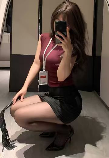 版型特别好的短裙，款式颜色都超百搭，随便搭配都很气质，日常通勤也蛮合适的