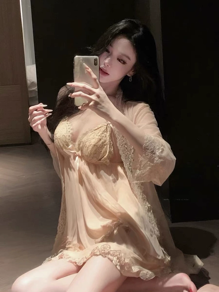 裙子设计的蛮性感的，就是甜美俏皮中又带了一丝性感的感觉，布料摸着柔顺的，性价比还是很高的，可以入手，当qqny或者平常穿都挺不错的