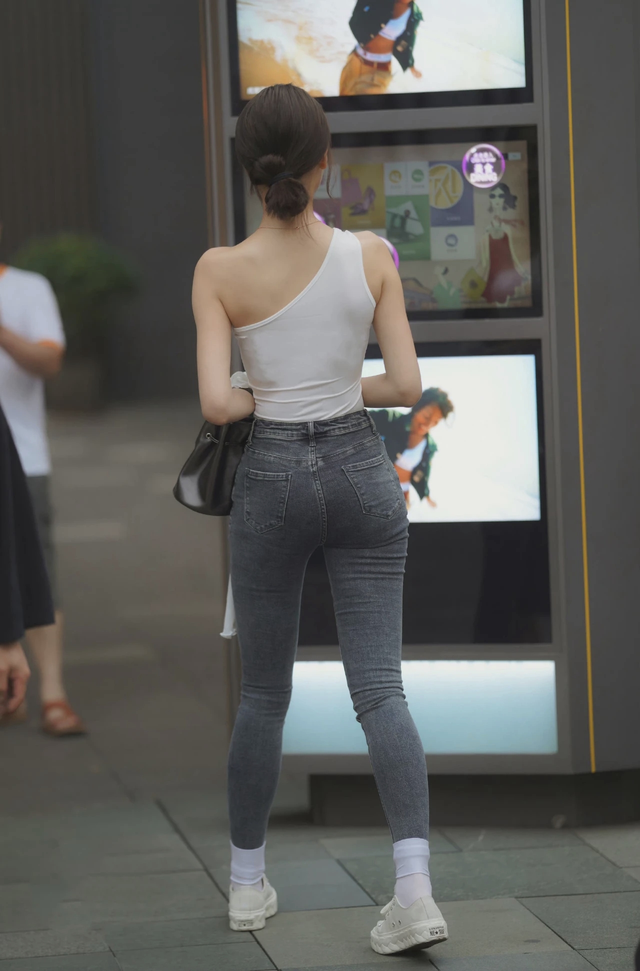 穿白裙的时尚女生