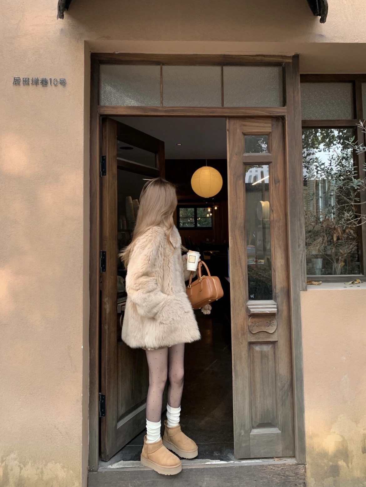 【外拍人像写真】浅色系！背心+短裤、棉麻连衣裙、帆布包，越简单越有氧气感