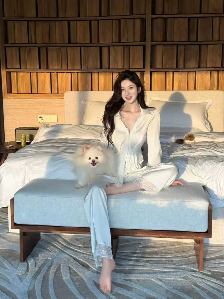 一开始买了粉色，家里人说订婚穿红色好看，所以还是找客服换了。红色确实好看啊，特别显白