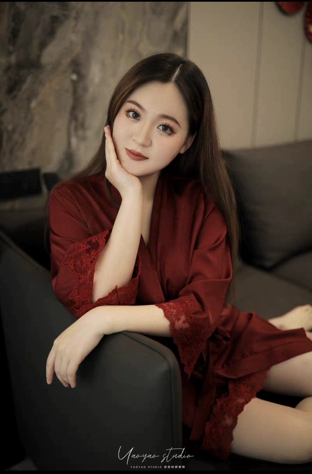 一开始买了粉色，家里人说订婚穿红色好看，所以还是找客服换了。红色确实好看啊，特别显白