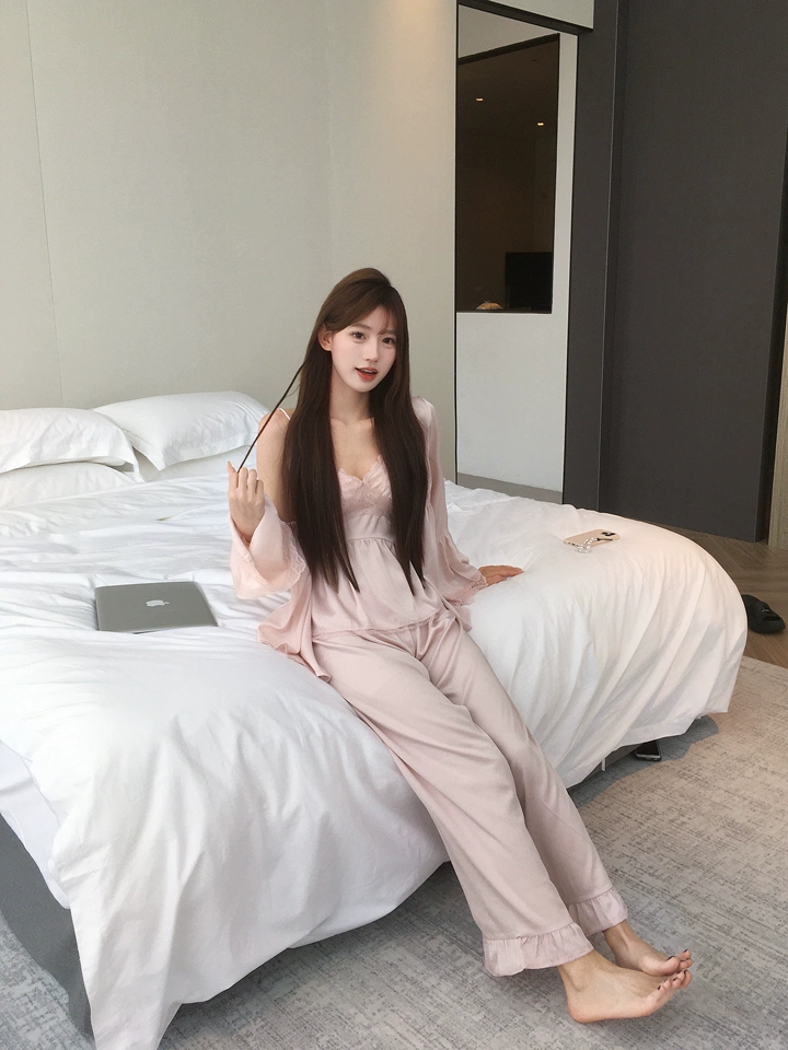 显瘦天花板，太好看了，前面蝴蝶结的设计好喜欢，后背是蕾丝的，性感中带有一丝保守 非常适合我!!推荐