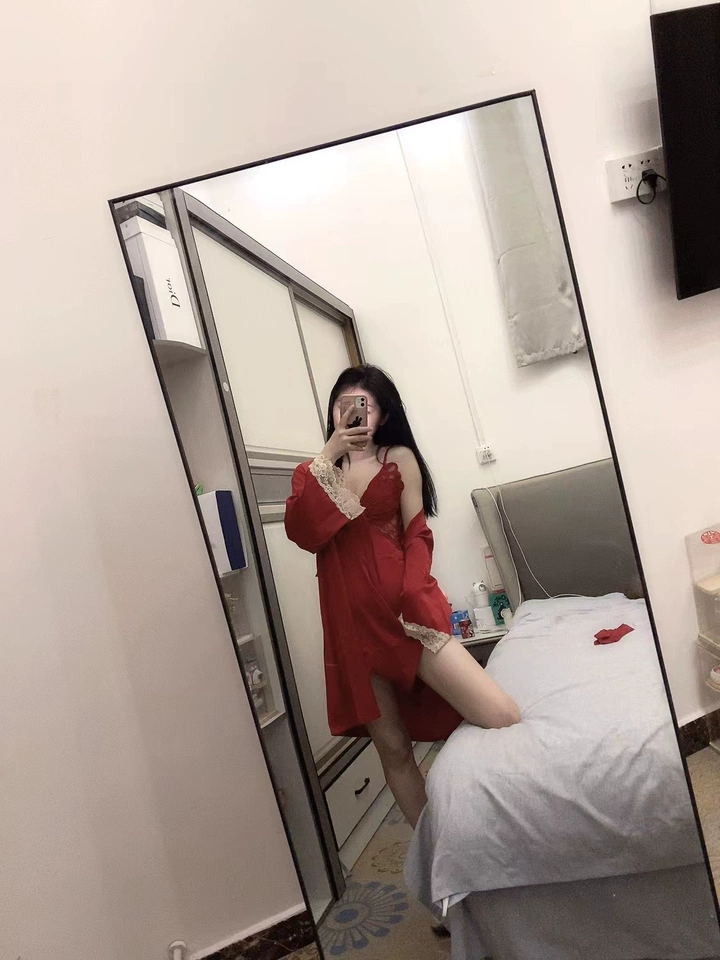 睡衣颜色品质都很好，摸起来好舒服，自己本命年很爱，还想买一套送给闺蜜，太爱了，会关注卖家