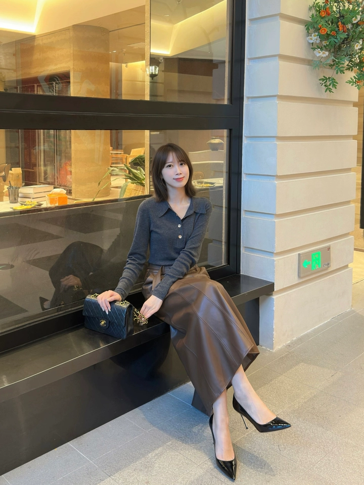 最近喜欢浅色系的高跟鞋 看来看去还是喜欢这双7.5cm静音的跟 感觉很优化腿部比例 到货真的很显腿长