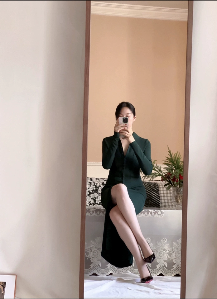 采用浅口、尖头设计，能够有效拉长脚背线条，加上高跟的加持，从视觉上延长腿部线条，让腿部看起来更加修长纤细，提升整体气质。