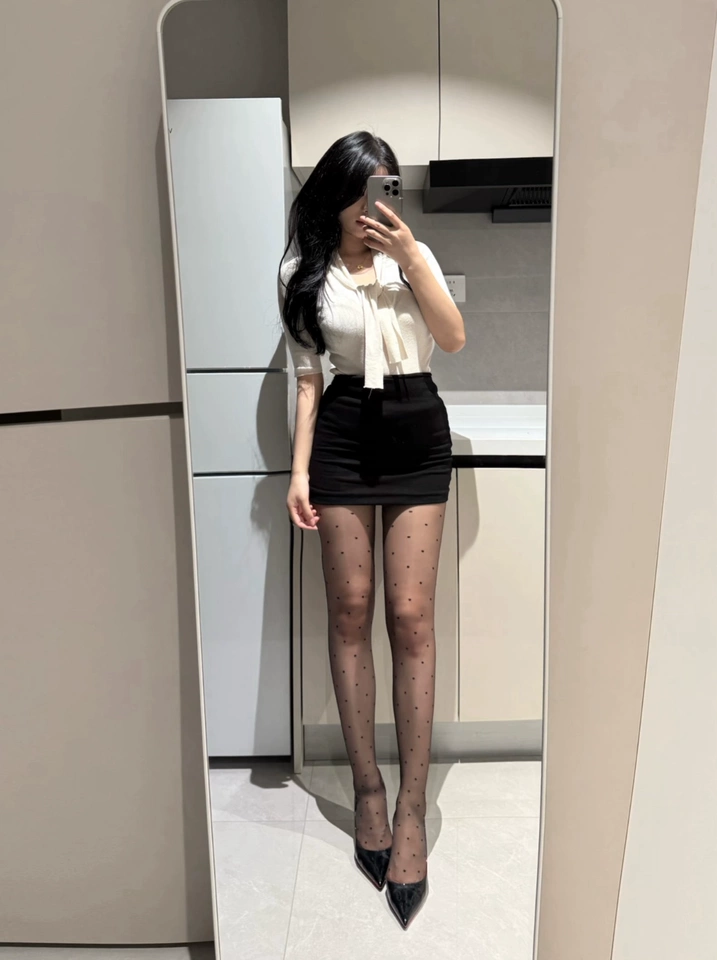 采用浅口、尖头设计，能够有效拉长脚背线条，加上高跟的加持，从视觉上延长腿部线条，让腿部看起来更加修长纤细，提升整体气质。