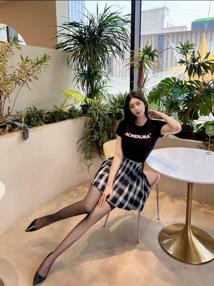 好多年没有穿过高跟鞋了，穿了一上午一点不累，鞋跟很稳，穿着也好看，总体就是很满意