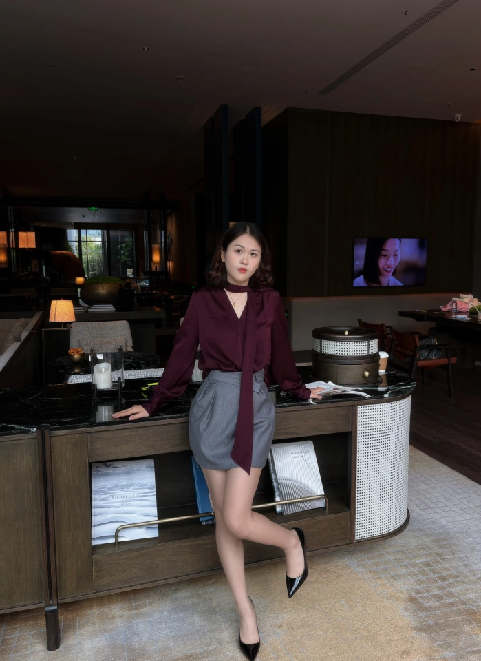 高跟鞋很漂亮，穿上也特别的显高，穿上很有气质