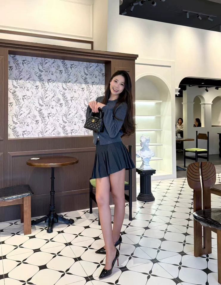 实物比照片好看很多 上脚好看 穿久了也不磨脚 是很不错的一次 购物体验 推荐购买