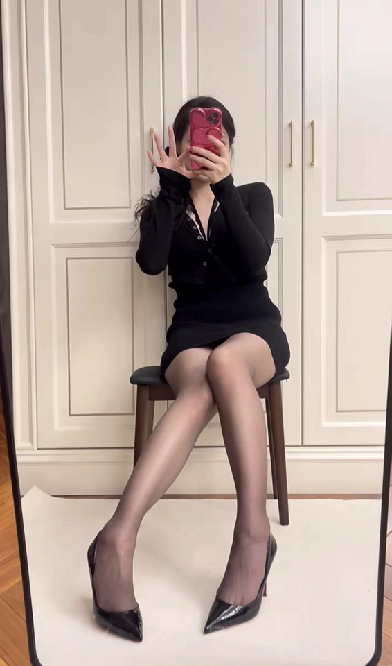 最近很流行红底高跟鞋，我也买了来试试，真的太绝了，气质一下不就提升了！这双舒适度很高，不经常穿高跟的也能驾驭，太爱了