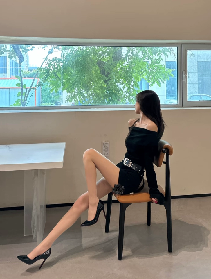 物流很快，产品很快就收到了，比想象中还好，不错不错！很漂亮很显气质，穿着也不累，不打脚，很显身材！