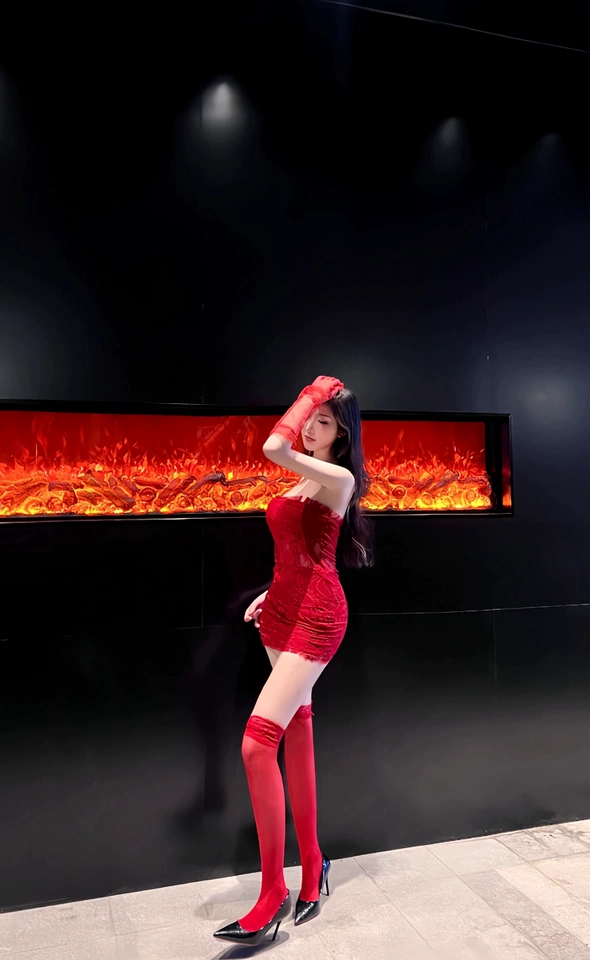 很性感，大小合适，做工真的太棒了吧，颜色很正