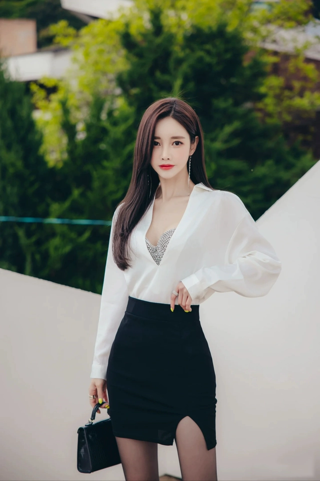 版型特别好的短裙，款式颜色都超百搭，随便搭配都很气质，日常通勤也蛮合适的