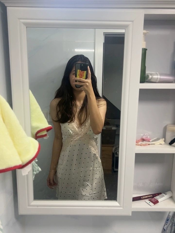 和直播间里一样，码数标准。粉粉的很显肤色！一套穿着很减龄又性感。做工也很精致，蕾丝贴肤。七夕给自己的礼物