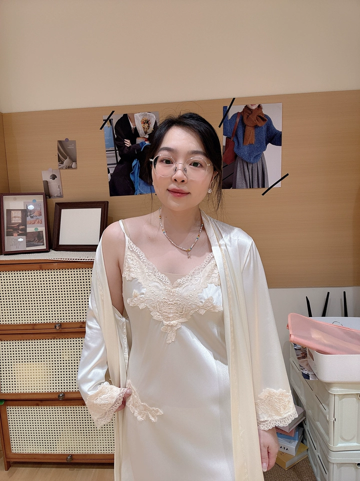 和直播间里一样，码数标准。粉粉的很显肤色！一套穿着很减龄又性感。做工也很精致，蕾丝贴肤。七夕给自己的礼物