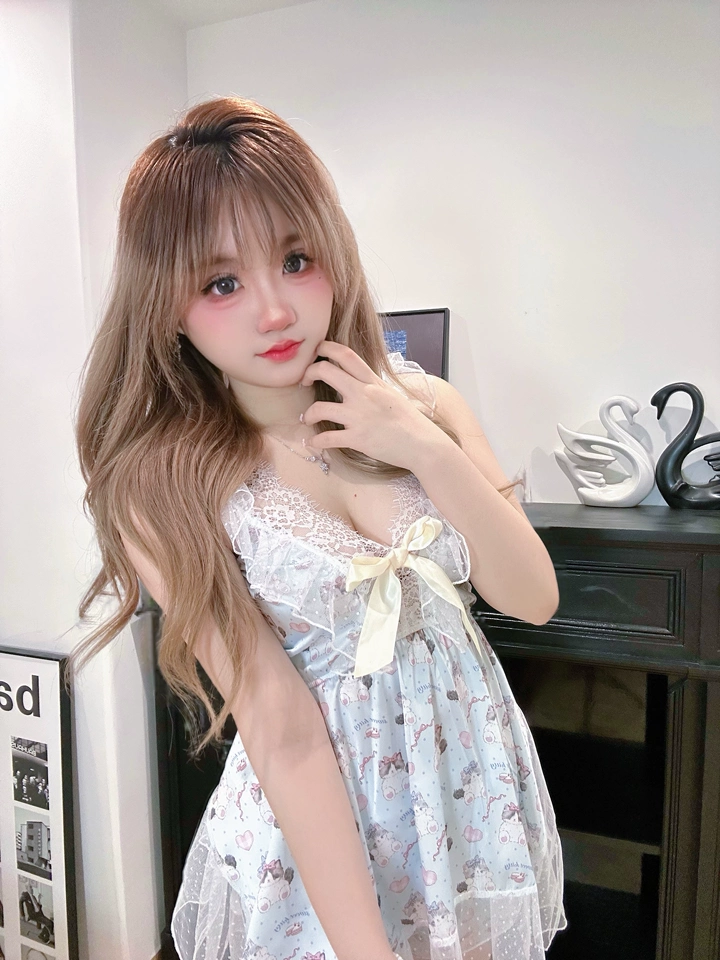 图案巨可爱，蓝色奶呼呼的好显白，蕾丝肩带性感又纯欲，是我近期买的最爱的一套睡衣了，超爱