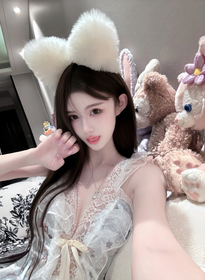 奶呼呼的小猫睡衣，这个蓝色真的很好看，蕾丝花边很特别睡觉也不磨人，太可爱啦～