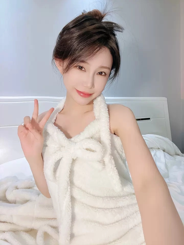 珊瑚绒面料很亲肤柔软，也蛮厚实，质量挺好。很暖和 很纯欲，真的非常非常推荐，套装款式洗完澡出来直接套上很方便，软乎乎的，帽子戴上巨可爱，这套就是可爱中又很性感