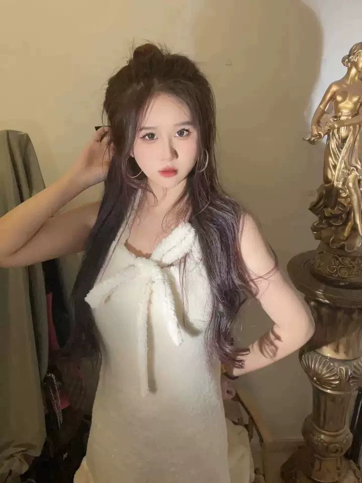 这款珊瑚绒睡袍套装很不错，绒毛柔软，穿着蛮舒服蛮暖和的哦，颜色款式很纯欲感，做工精细，快递还挺快的，还会继续购买的呢，设计的真的太高级啦