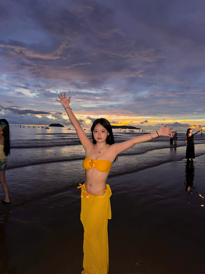 拍照蛮好看，抹胸对于小胸来说有点大了，容易垮，需要贴很厚的胸贴