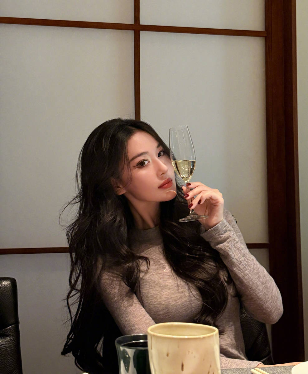 曹格15岁女儿Grace近照曝光！穿露腰背心自信漂亮，暂无出道想法 