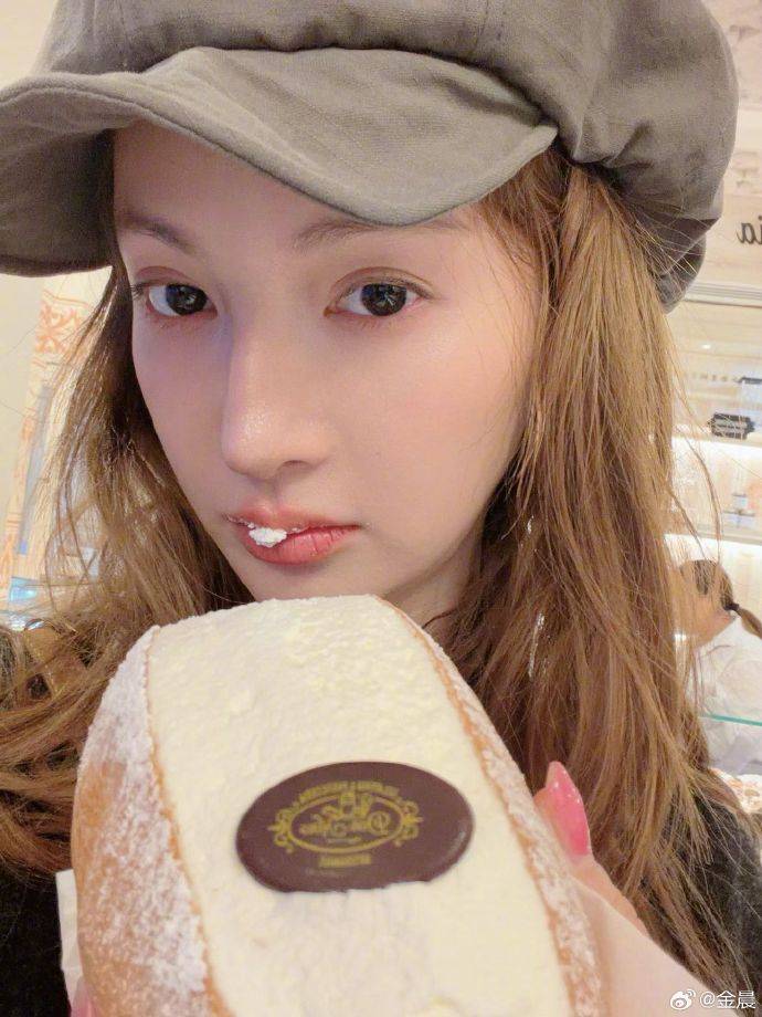 曹格15岁女儿Grace近照曝光！穿露腰背心自信漂亮，暂无出道想法 