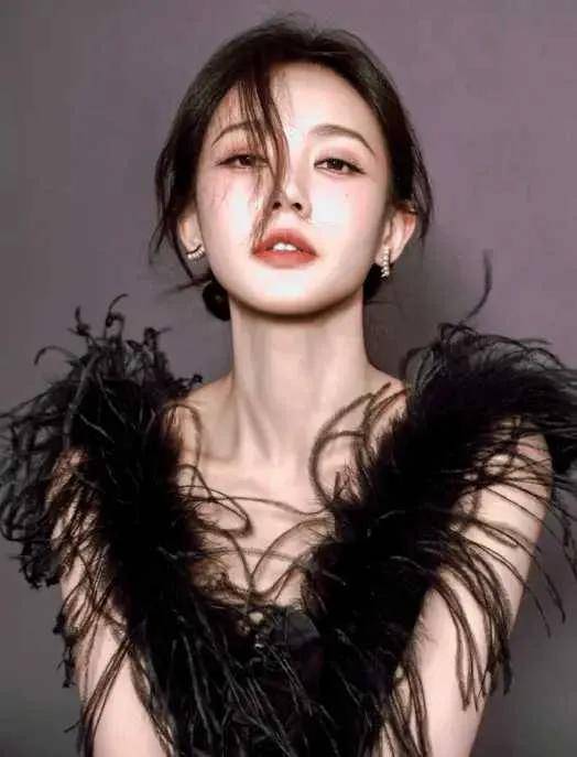 解锁章若楠氧气感穿搭密码，邂逅温暖治愈之美