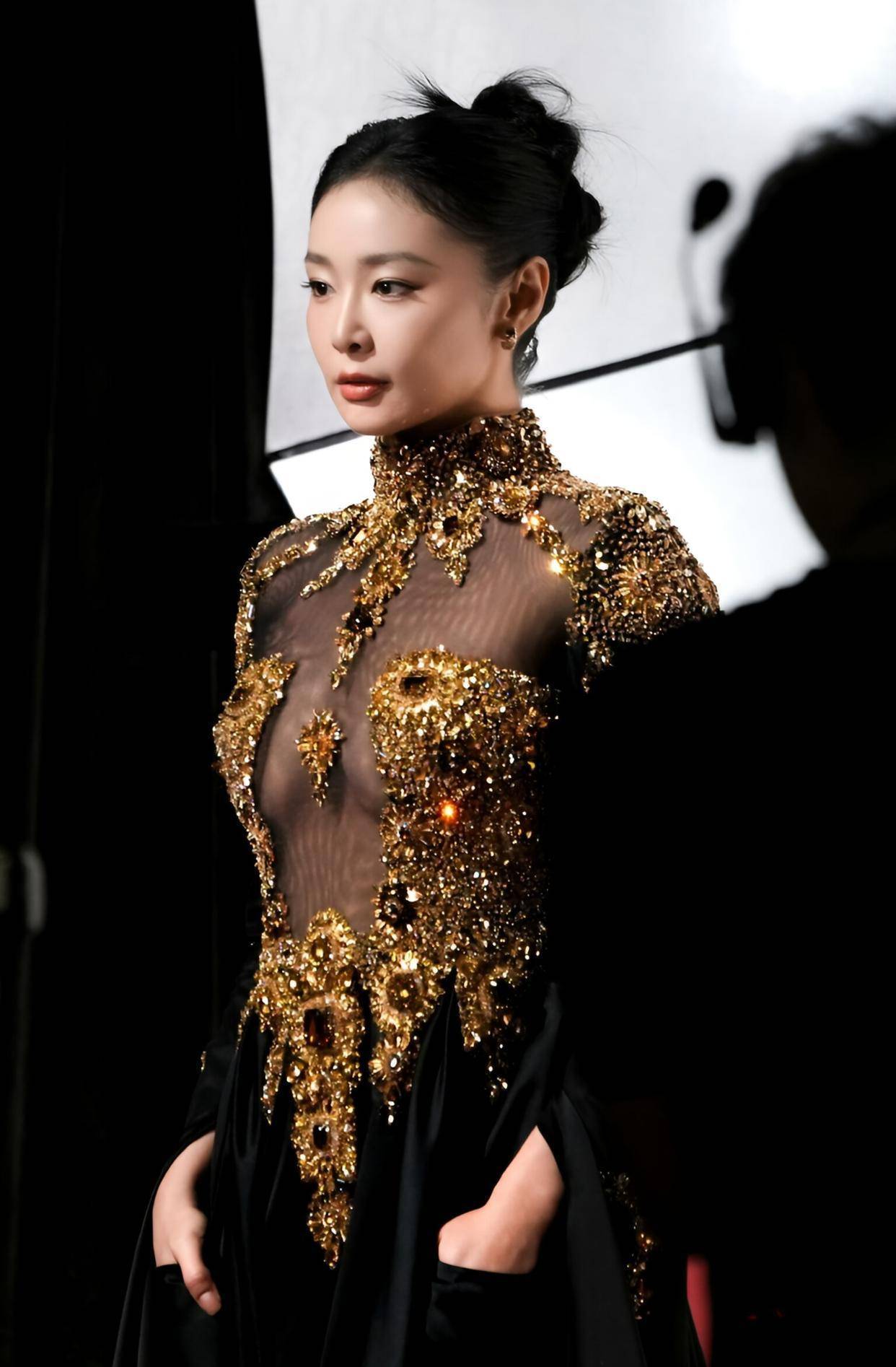 解锁章若楠氧气感穿搭密码，邂逅温暖治愈之美