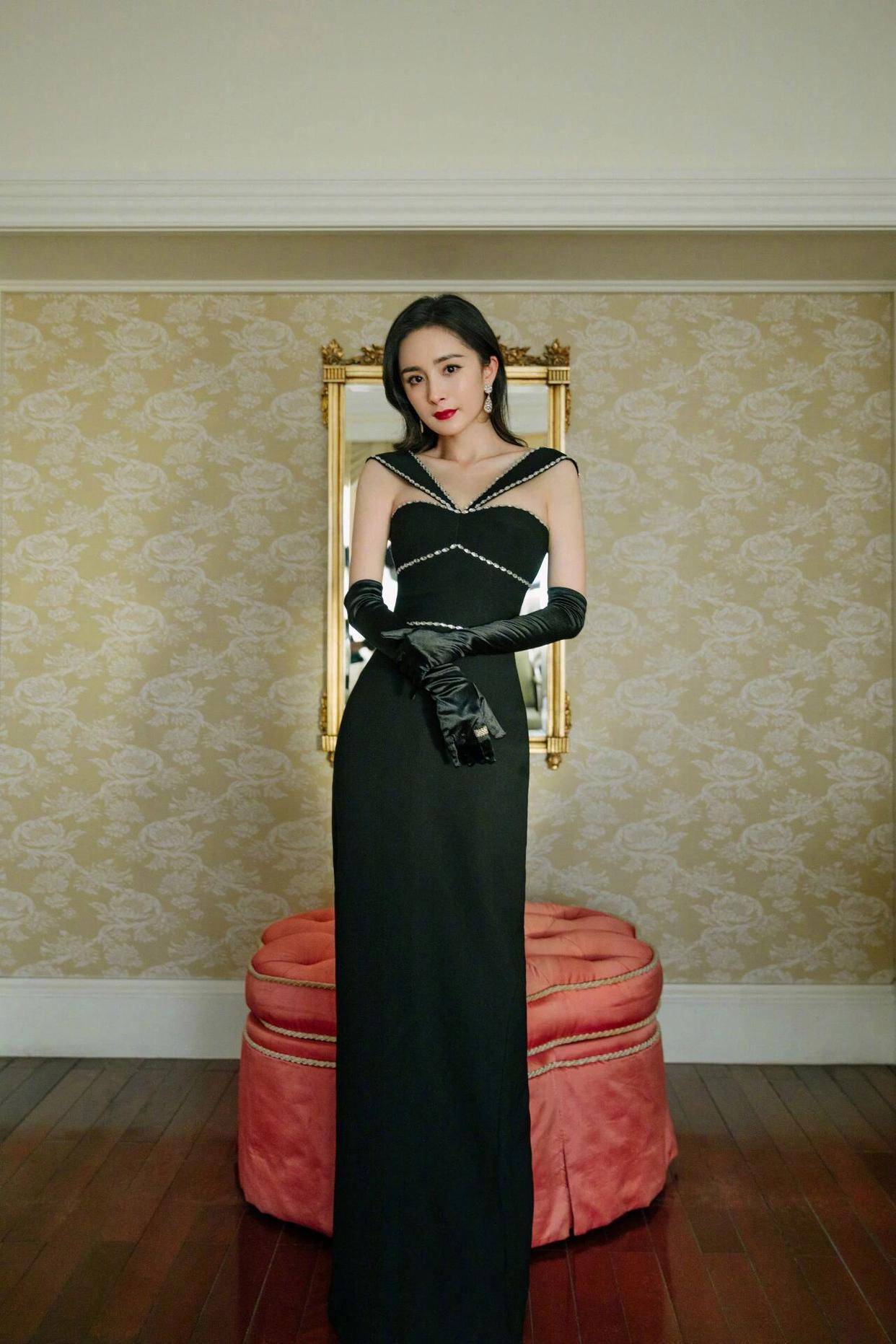 杨晨晨 28 岁状态佳，“腿精” hold 住圣诞穿搭，优雅身段太抢镜