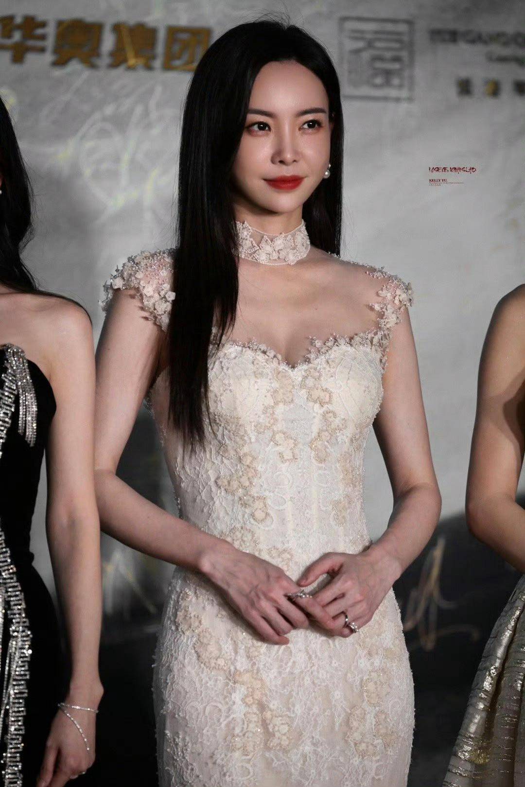 周也穿搭：红色抹胸束腰装+叠戴项链，复古又性感！