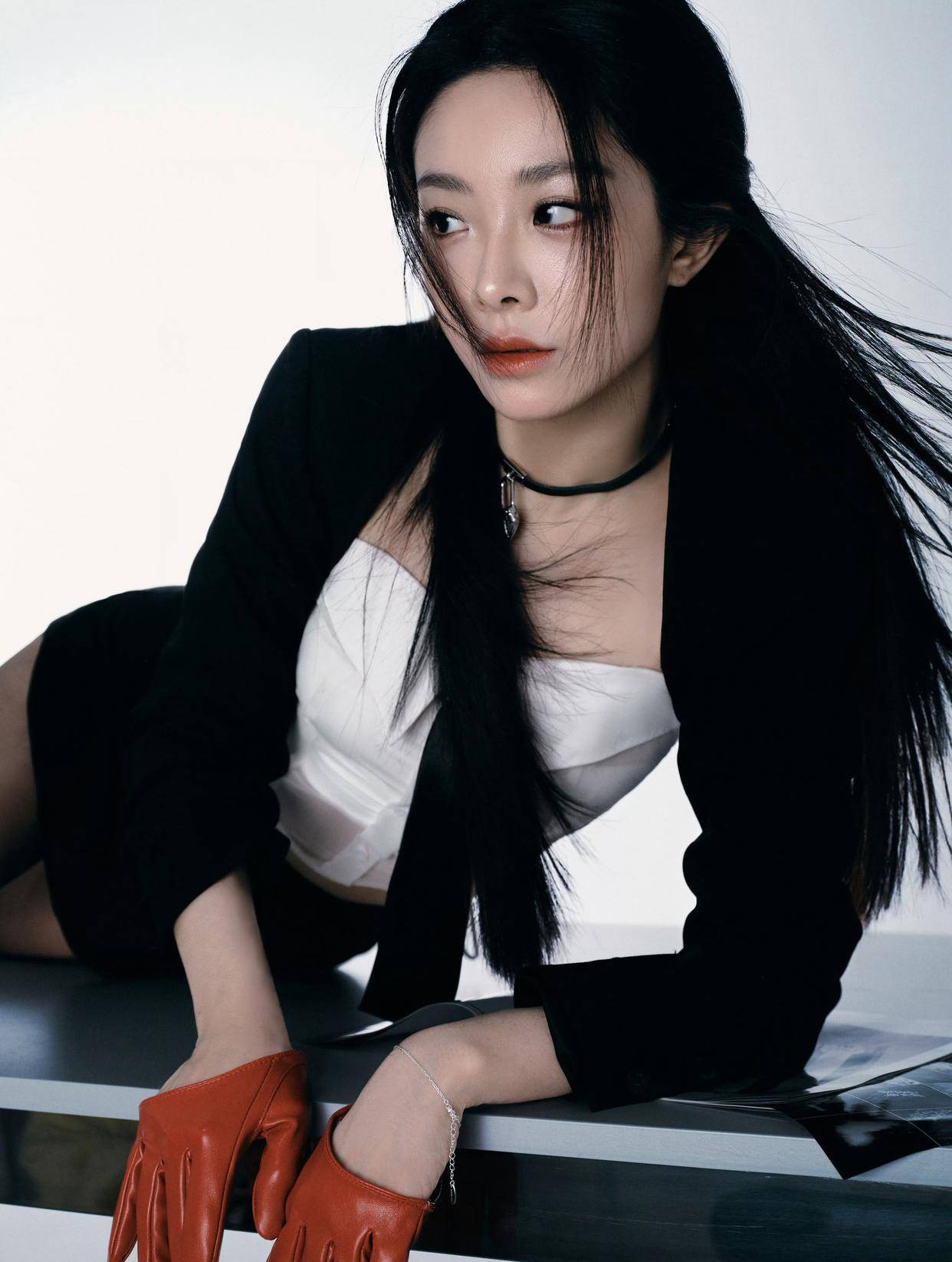 徐璐重现王后风姿，白纱连衣裙搭配银色王冠尽显超模气息！ 