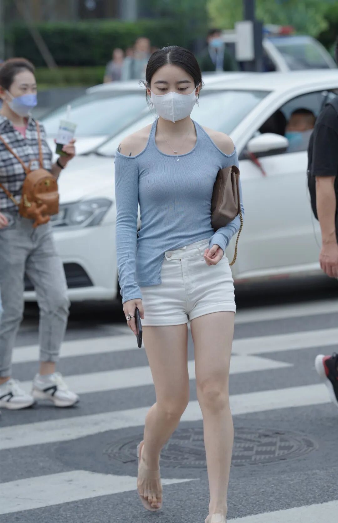 穿白色短裤的时尚女生