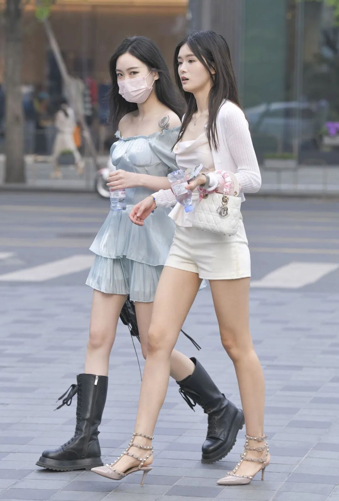 穿白裙的时尚女生