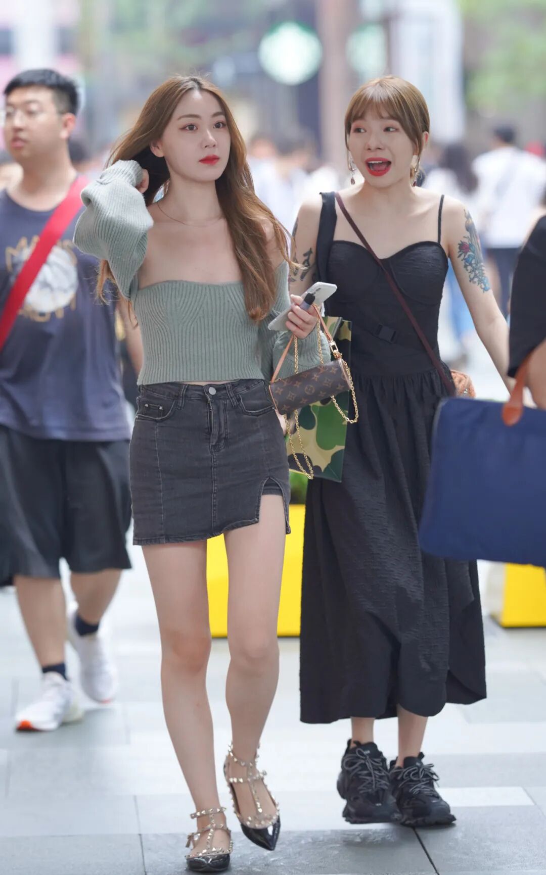 穿白裙的时尚女生