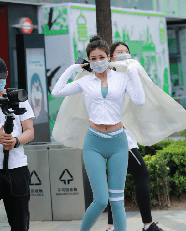 美女穿豹纹吊带连裤装 