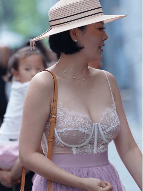 蕾丝掠街：过马路的性感风景