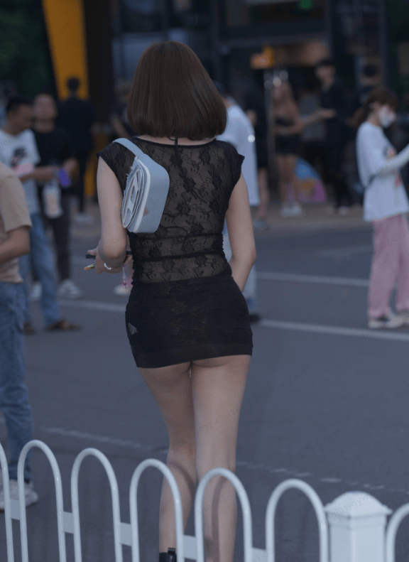 车展焦点：小宅泡泡车模的绝绝子身材