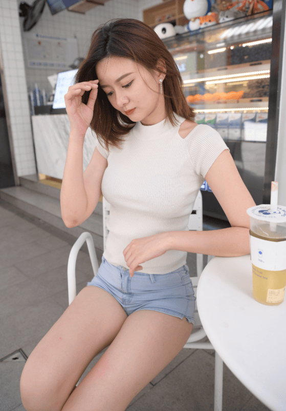 郊野纤姿：穿瑜伽套装的绝绝子小姐姐 