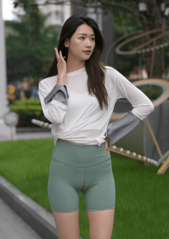 海蓝连体映沙滩：女大学生的绝绝子身材