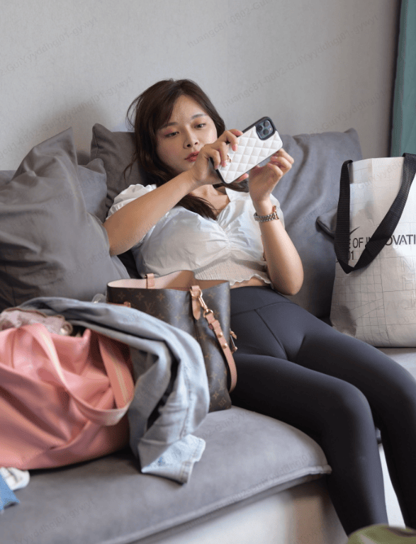 兄弟们，少妇穿黑色紧身裤和黑色背心，上街拍照，身材太好了