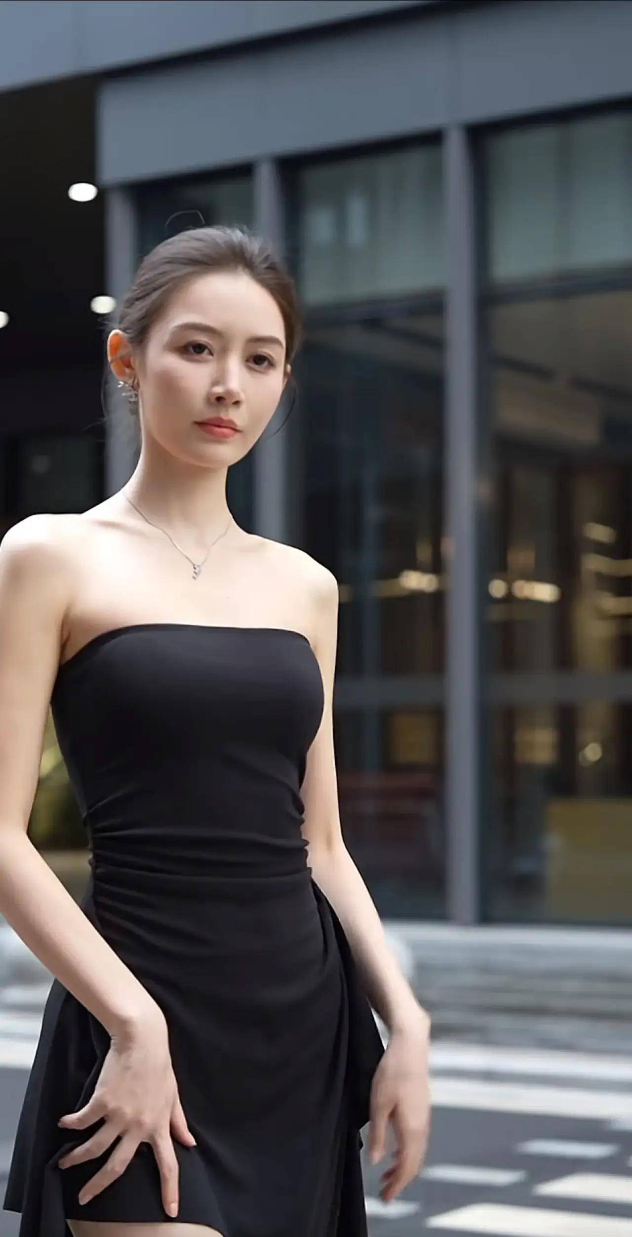 随性又时髦！青绿上衣搭配灰色瑜伽裤，小姐姐驾驭力与颜值双在线 